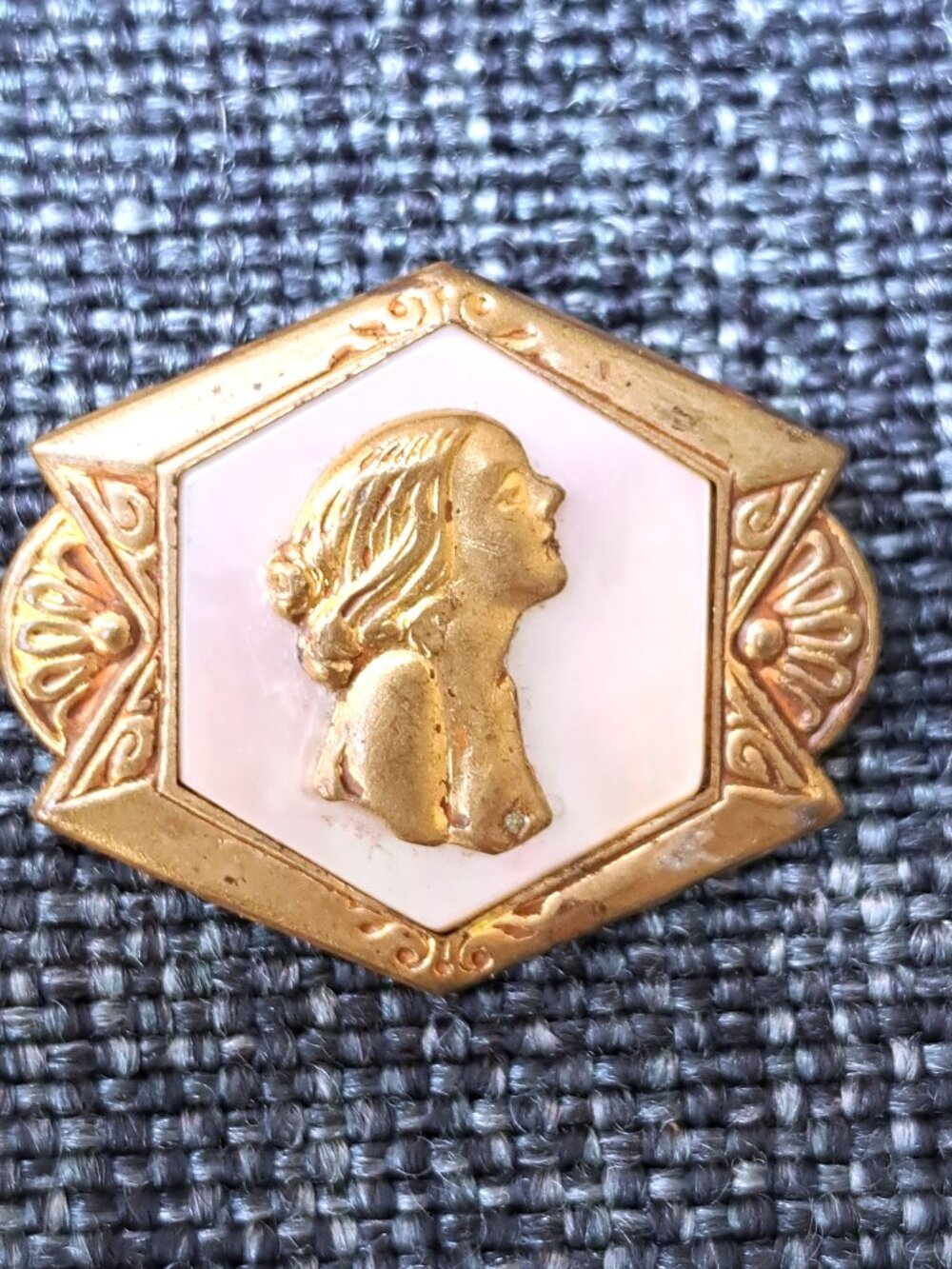 ANTIQUE ART NOUVEAU CAMEO LADIES BROOCH PIN W PEARL SHELL GOLD TONE